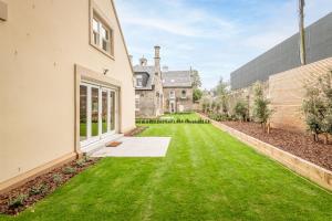 an image of a yard with green grass at Skye Sands - St Marys Gardens - St Andrews in St. Andrews