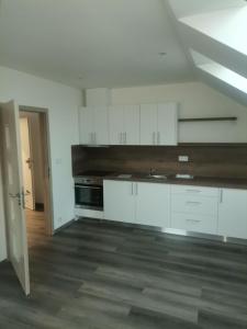 Η κουζίνα ή μικρή κουζίνα στο garsonka