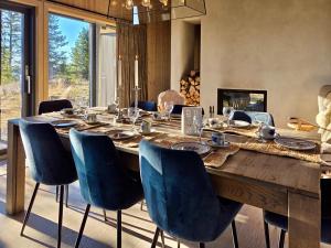 TV a/nebo společenská místnost v ubytování Unique new cabin by Hafjell & Skei with stunning view