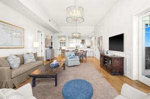 Inlet BeachにあるJewel Box at Watersoundのソファとテーブルのあるリビングルーム