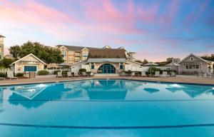 Inlet BeachにあるJewel Box at Watersoundの建物の前の大きなプール