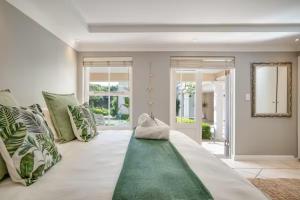 a living room with a green rug on the floor at #5B on Brassie in Lakeside