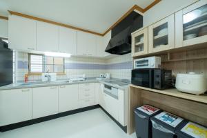 Kuchyň nebo kuchyňský kout v ubytování Asahimachi House