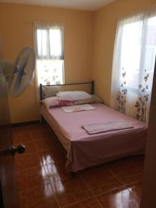 Ένα ή περισσότερα κρεβάτια σε δωμάτιο στο Homestay rooms or house for rent in a 3-bedroom subdivision house