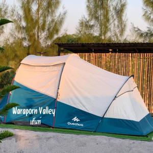 een tent aan de kant van een weg bij ที่พักแบบเต็นท์ Waraporn Valley in Ban Nong Tum