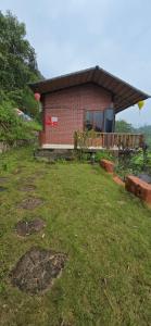 Una pequeña casa con terraza y patio. en HGNI Valley - Thung Lũng Tự Do, en Làng Xa