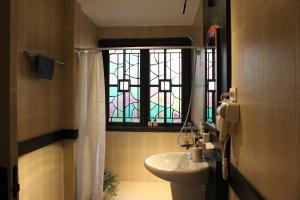 Ένα μπάνιο στο LỤC LẠC HOME - Near Hoan Kiem Lake - Free Laundry