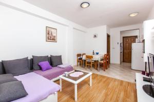 ロクヴァ・ロゴズニツァにあるApartments Blaženkaのソファとテーブルのあるリビングルーム