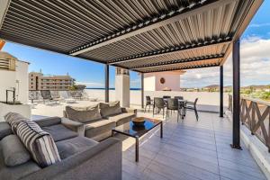 a living room with a couch and a table at Golf del Sur Parque Albatros 417 in San Miguel de Abona