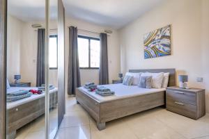Postel nebo postele na pokoji v ubytování Cosy 1 Bedroom with balcony in St Julians AEBE1