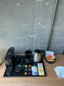 ein Tablett mit einer Teekanne und Tassen auf einem Tisch in der Unterkunft Cantina dei 5 Sogni in Monforte dʼAlba