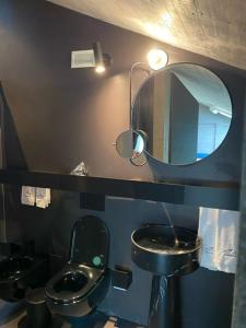 ein Badezimmer mit Waschbecken, Toilette und Spiegel in der Unterkunft Cantina dei 5 Sogni in Monforte dʼAlba + 20 Fotos