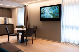 TV a/nebo společenská místnost v ubytování Arbed Living Hotel SELF CHECK IN - Supercharger - Fitness Bellinzona
