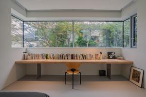 ein Fenster in einem Zimmer mit einem Tisch mit Büchern in der Unterkunft prenom in Paju