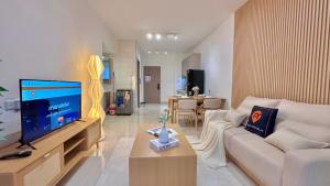 uma sala de estar com um sofá e uma televisão em Baron Residence by manatidur #PetFriendly #Lakecity em Kuala Lumpur