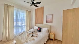 um quarto com uma cama e um ventilador de teto em Baron Residence by manatidur #PetFriendly #Lakecity em Kuala Lumpur mais 39 fotografias