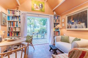 Posezení v ubytování Vrijvakantiehuis het SpaarPotje Veere