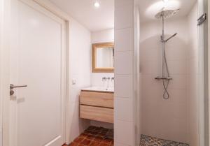 Koupelna v ubytování Vrijvakantiehuis het SpaarPotje Veere + 18 fotografií