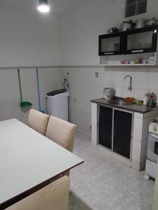 een keuken met een tafel en stoelen in een kamer bij Casas Mobiliadas in Aracaju