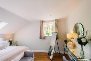 a bedroom with a bed and a window at Swallows Lodge in Droitwich