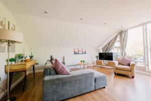 a living room with a couch and a tv at Swallows Lodge in Droitwich