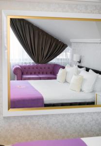 Ένα ή περισσότερα κρεβάτια σε δωμάτιο στο Queen Palace