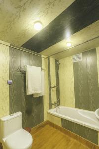 un baño con inodoro y bañera en halloween palace, en Srinagar 4 fotos más
