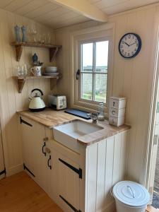 Kuchyň nebo kuchyňský kout v ubytování The Curlew