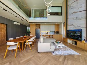 Χώρος καθιστικού στο Casa Verano Jimbaran by Nagisa Bali