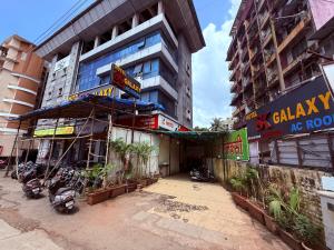 un edificio con motocicletas estacionadas frente a él en Hotel SK Galaxy Thane West, en Thane