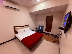 Una habitación de hotel con una cama y un televisor. en Hotel SK Galaxy Thane West, en Thane 25 fotos más