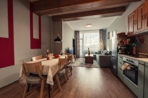 サモコフにあるRila Zen Apartmentのテーブルと椅子のあるキッチンとダイニングルーム