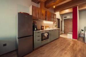 サモコフにあるRila Zen Apartmentのキッチン(ステンレス製の冷蔵庫、木製キャビネット付)