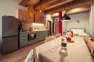 サモコフにあるRila Zen Apartmentのキッチン、ダイニングルーム(テーブル、椅子付)
