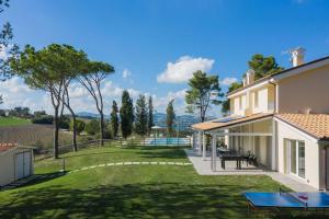 a view of the backyard of a house at Villa Silvia in Montemaggiore al Metauro