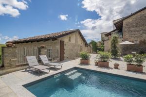 Πισίνα στο ή κοντά στο Ca Fredo Apartment With Pool, Monforte D'alba