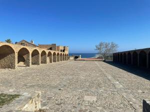an empty street in a building with the ocean in the background at Civico17room in Cirò Marina