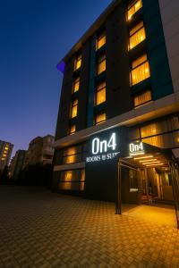 Un edificio con un cartel de "11" en frente. en On4 Rooms & Suites, en Estambul