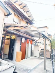 um edifício com sinais vermelhos e brancos em 奈良清舎 em Nara