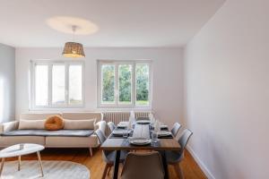 un salon avec une table et un canapé dans l'établissement Appartement 3 chambres - Gare - Centre-ville, à Bourg-en-Bresse