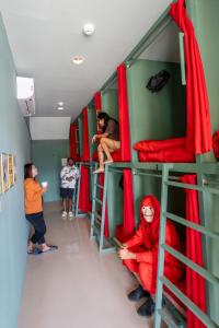 Gæster der bor på Whoopers Hostel Ao Nang - By The Beach + 50 billeder
