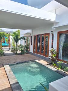 ein Swimmingpool im Hinterhof eines Hauses in der Unterkunft Tenang Villas - With Private Pool in Nusa Ceningan