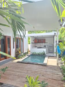 ein Hinterhof mit einem Swimmingpool und einem Haus in der Unterkunft Tenang Villas - With Private Pool in Nusa Ceningan