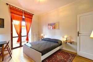 a bedroom with a bed and a window at Residenza La Donzella - Appartamento rosso in Campobasso