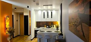 een keuken met een fornuis en een wit aanrecht bij Apartament Amber Suite in Międzyzdroje