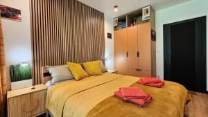 een slaapkamer met een groot bed met twee handdoeken erop bij Apartament Amber Suite in Międzyzdroje
