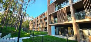een extern uitzicht op een appartementencomplex bij Apartament Amber Suite in Międzyzdroje