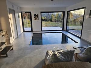 una sala de estar con piscina en una casa en O'Cocoon, en Fraize