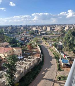 内罗毕Crystal Zuri Homes, Kasarani的享有城市与道路和建筑的景色