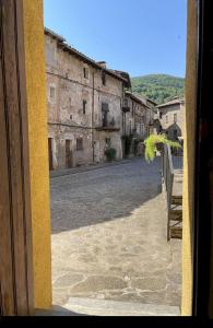 - une vue sur une rue vide depuis une fenêtre dans l'établissement Can d'Avall, à Riudaura